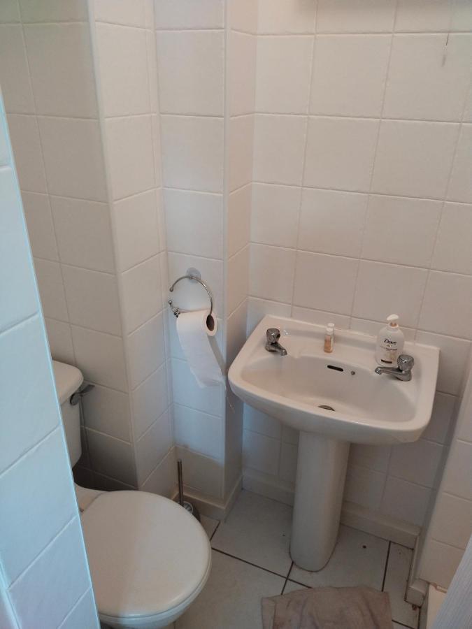 Crescent Apartments Homestay Корк Екстер'єр фото